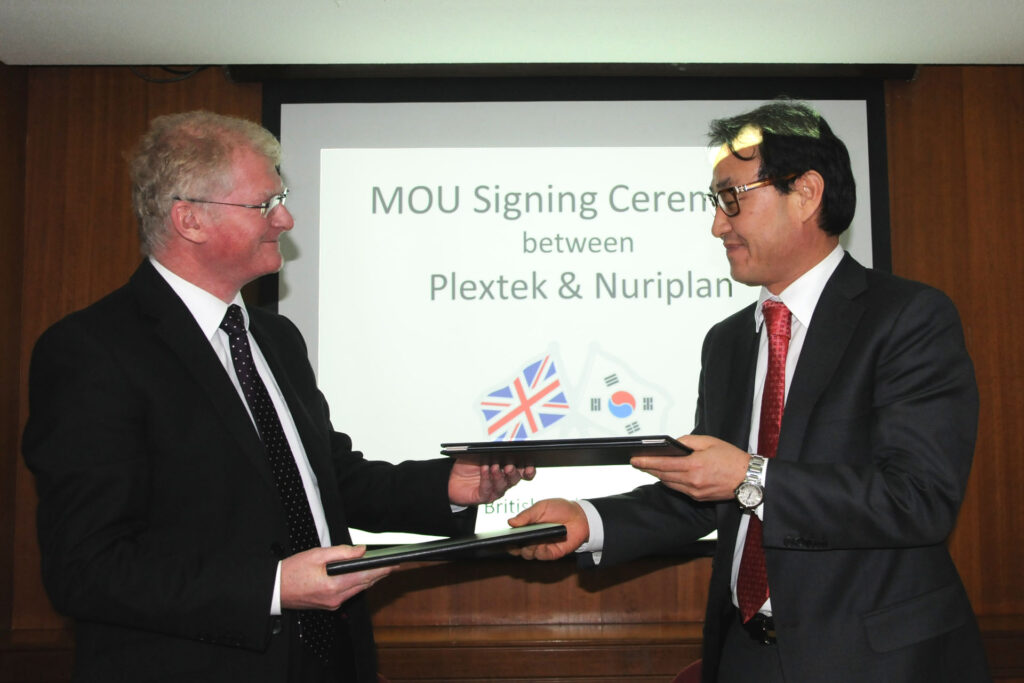 simon-cassia-coo-of-plextek-exchanges-mou-with-chairman-sw-lee-of-nuriplan